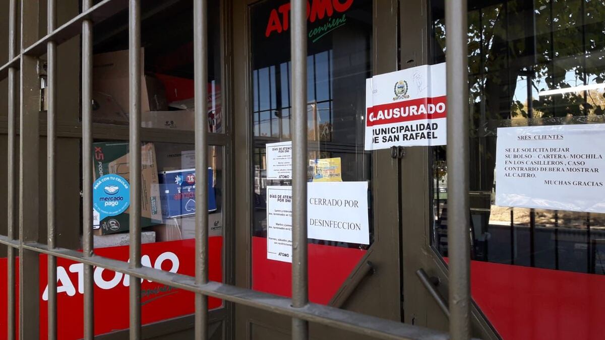 Clausuraron una sucursal del supermercado Átomo por no cumplir con los protocolos anti Covid