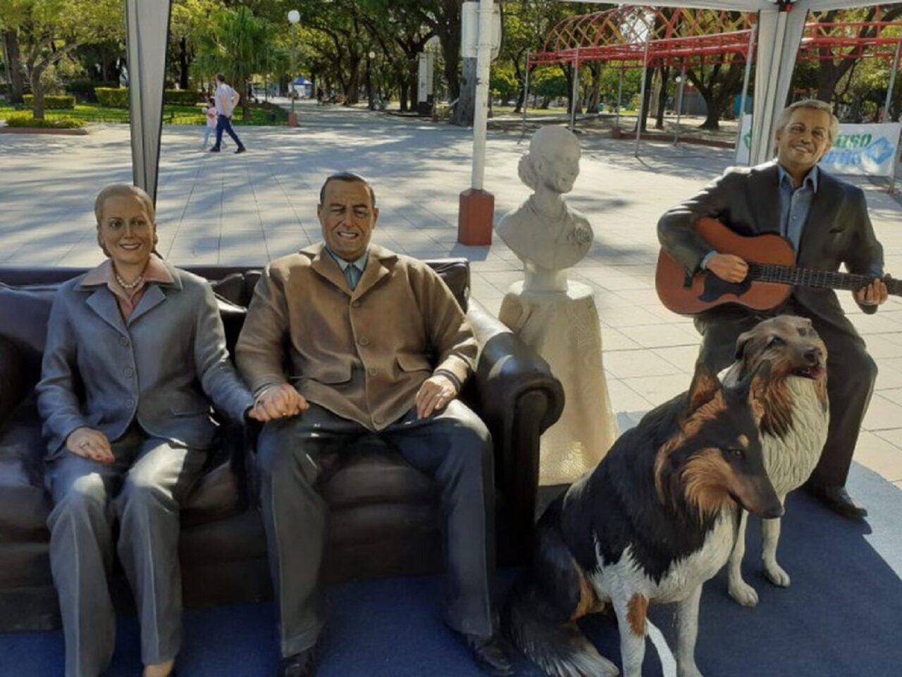 La estatua de Alberto Fernández y Dylan, están junto a la de Evita y Perón.