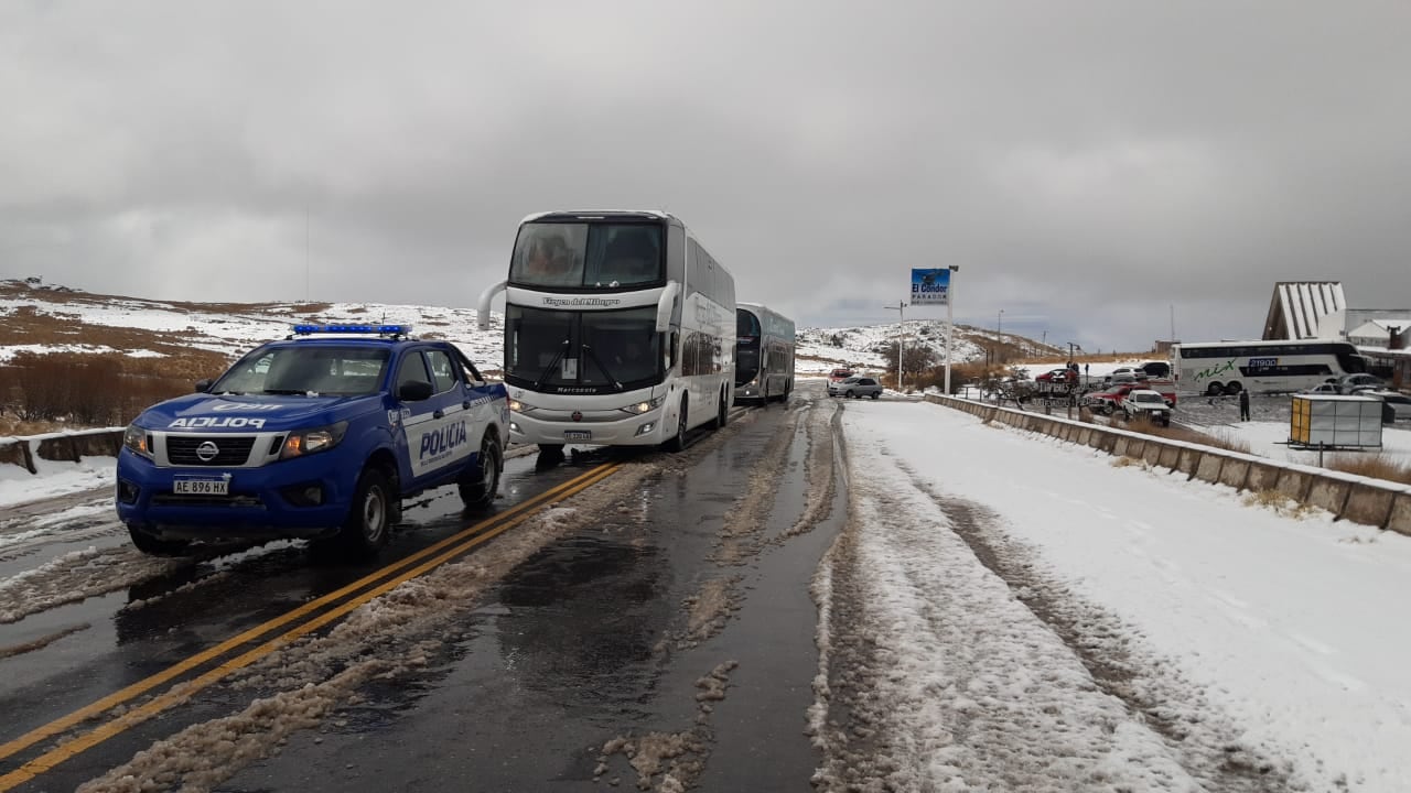 La Policía, con el grupo especial Duar rescató en las Altas Cumbres a un grupo de estudiantes y un contingente de adultos mayores. (Policía de Córdoba)