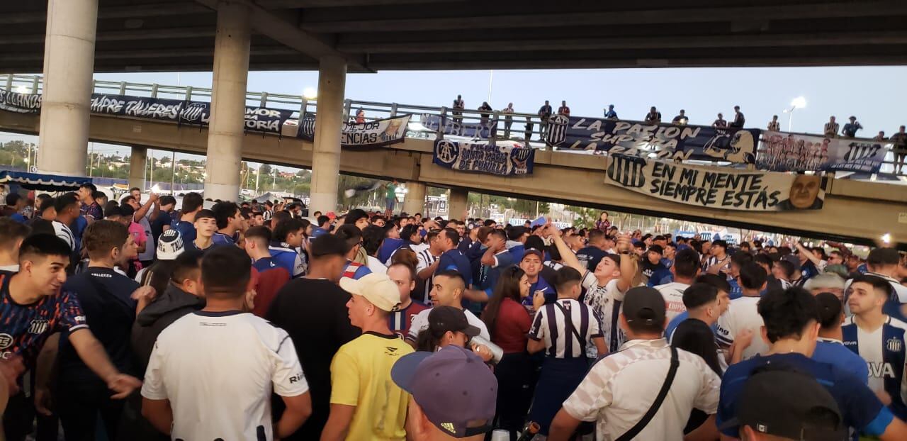 La previa en las afueras del estadio Mario Alberto Kempes.