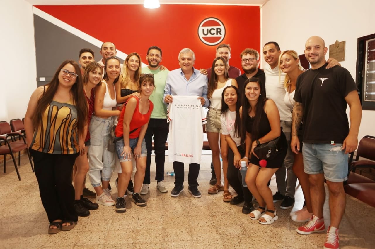 Gerardo Morales fue recibido por el presidente del Comité Carlos Paz de la UCR, Juan Lucero, y miembros de la Juventud Radical.