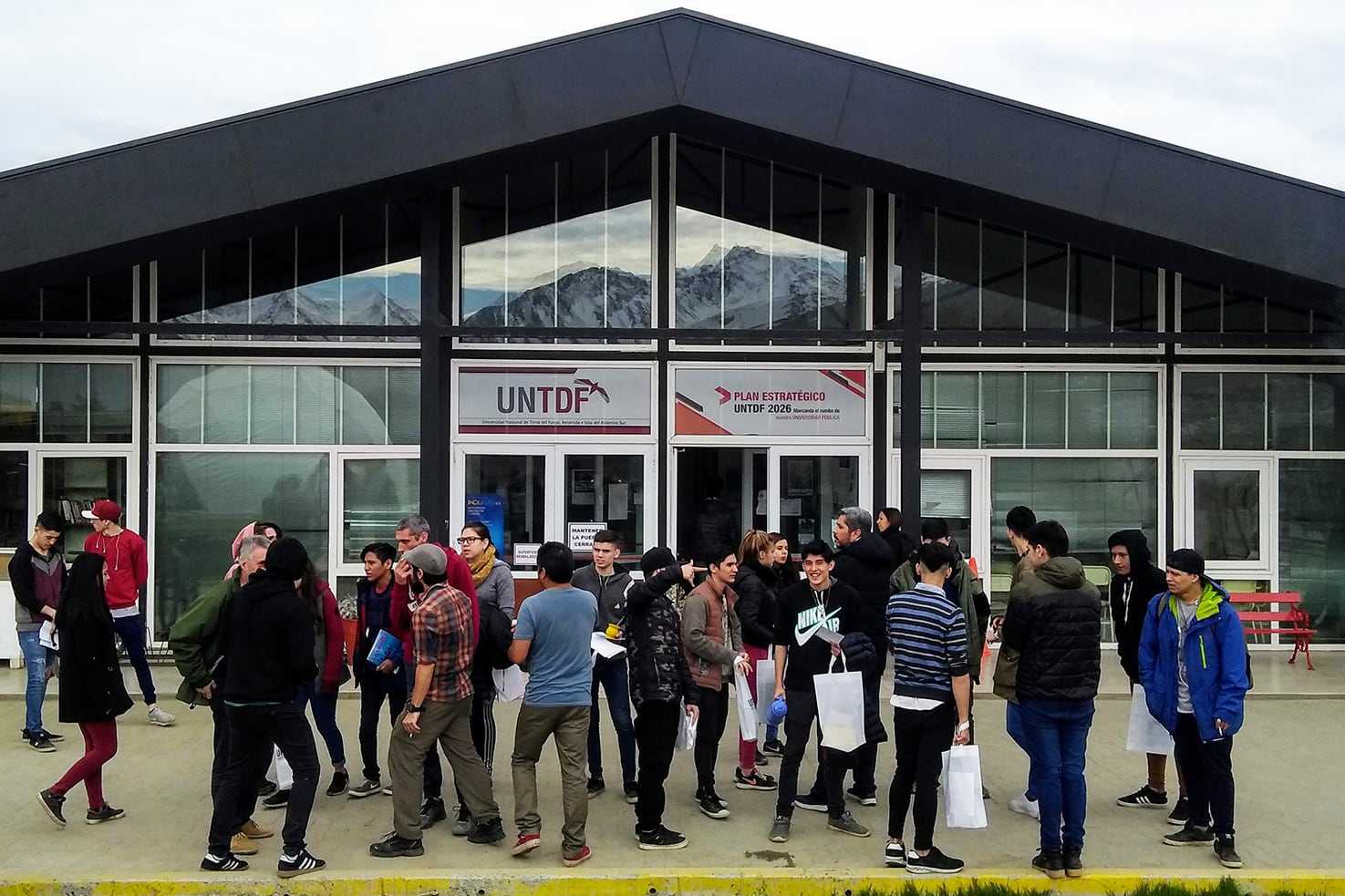 Es necesario que la comunidad de la UNTDF pueda contar con espacios cubiertos que permitan el resguardo ante las condiciones meteorológicas adversas.