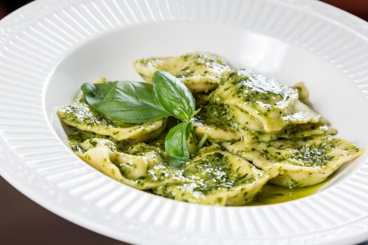 Albahaca a buen precio: la receta original y definitiva de pesto para hacer en casa