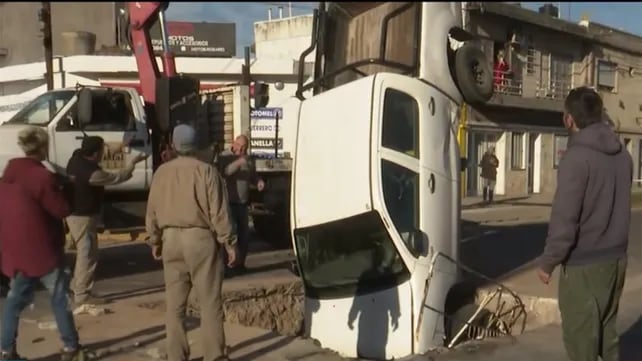 Así quedó la camioneta que cayó dentro de un pozo de Aguas Santafesinas en Rosario.