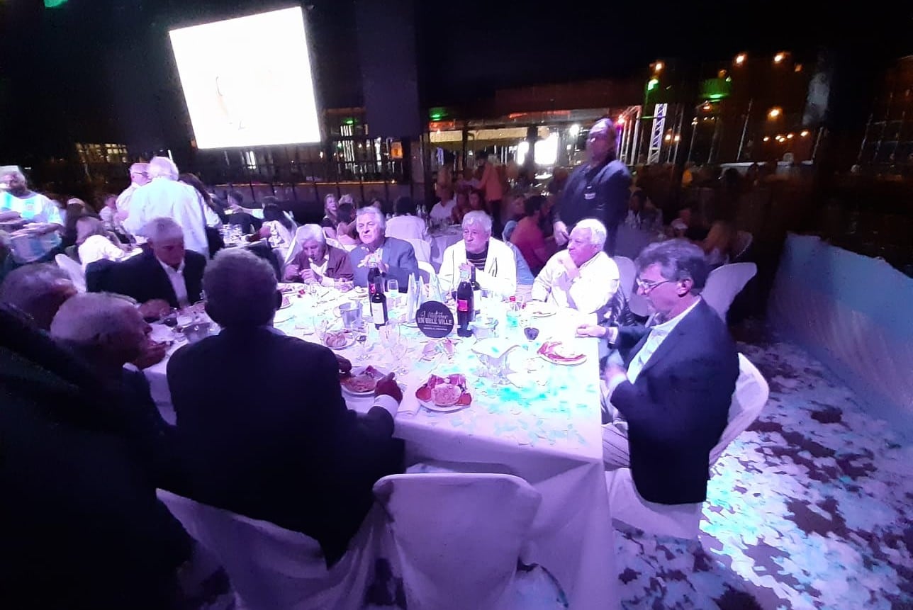 Mario Kempes participa de una cena homenaje junto a otros campeones del mundo del '78 en Bell Ville. (Gentileza Gustavo Farías)