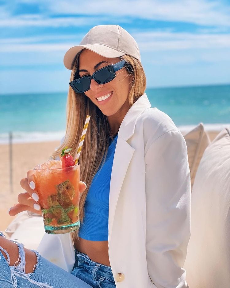 Julieta Lazcano posó desde las playas de Francia.