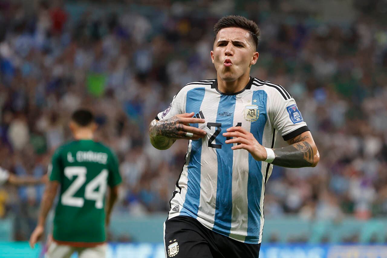 Enzo Fernández celebrando el gol que convirtió ante el seleccionado mexicano.