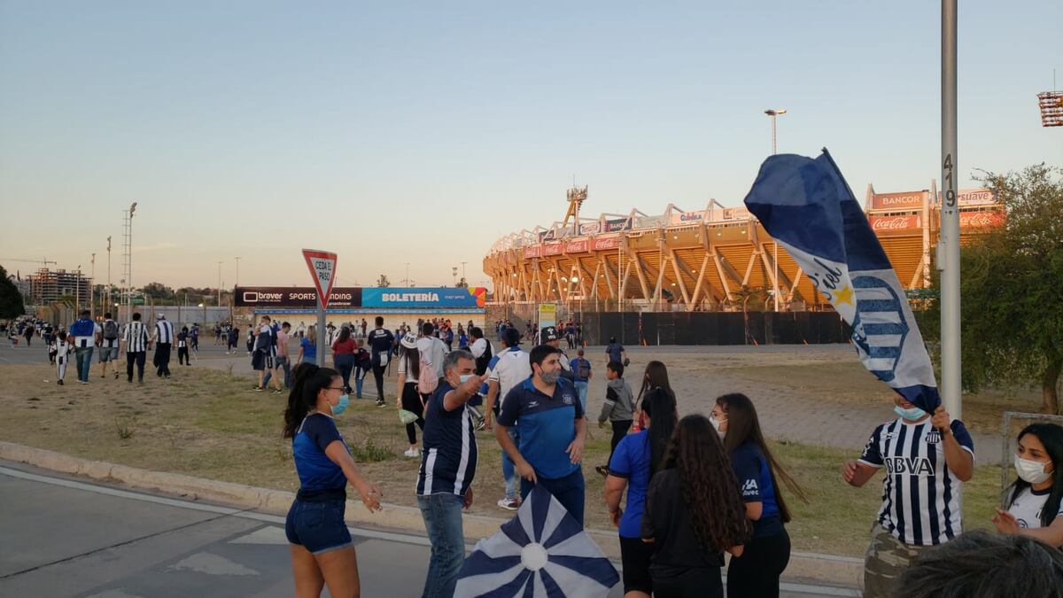 Así llegaron los hinchas de Talleres, para que el Kempes sea de nuevo Albiazul