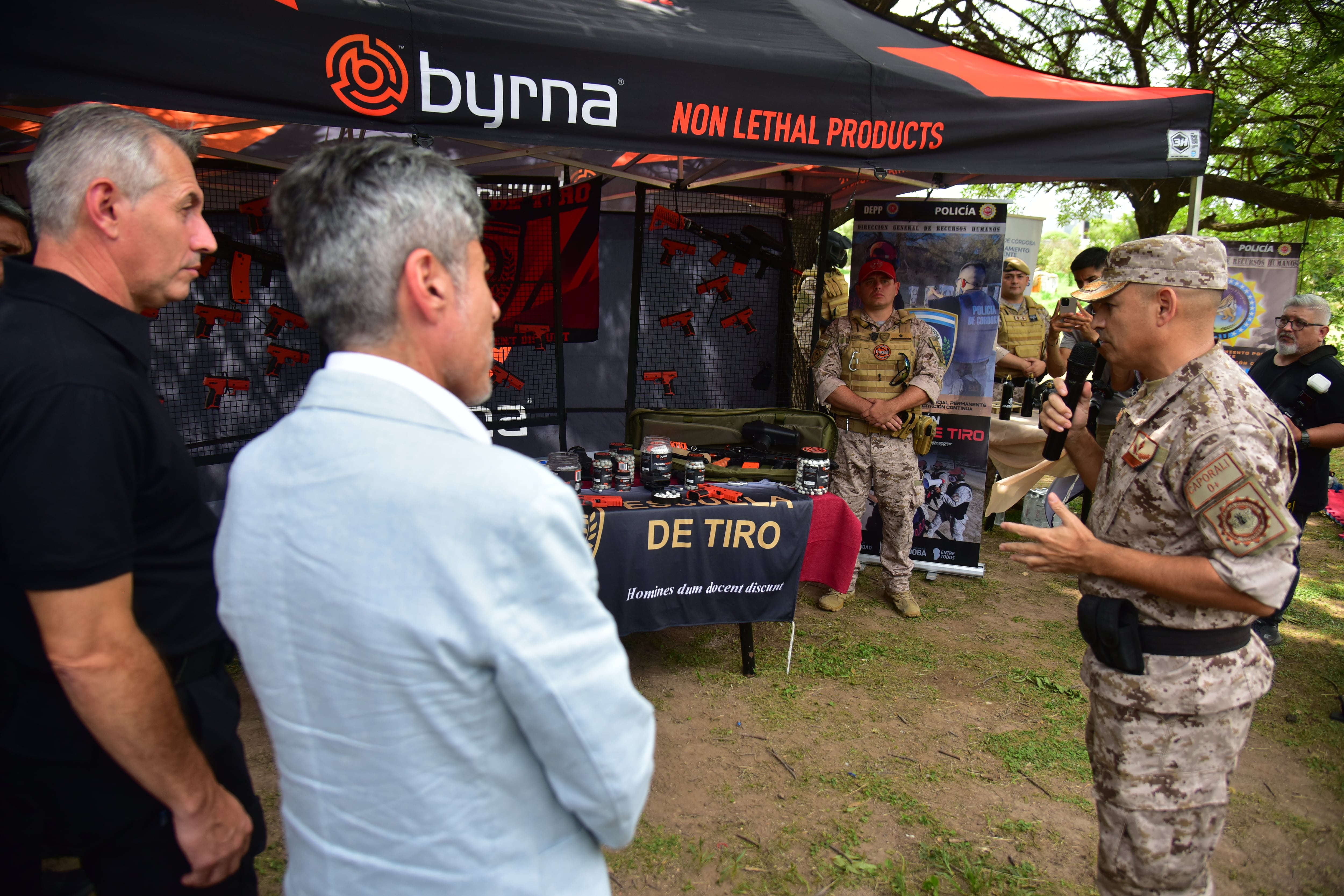 Nuevas armas no letales para la Policía de Córdoba. (Christian Luna / La Voz)