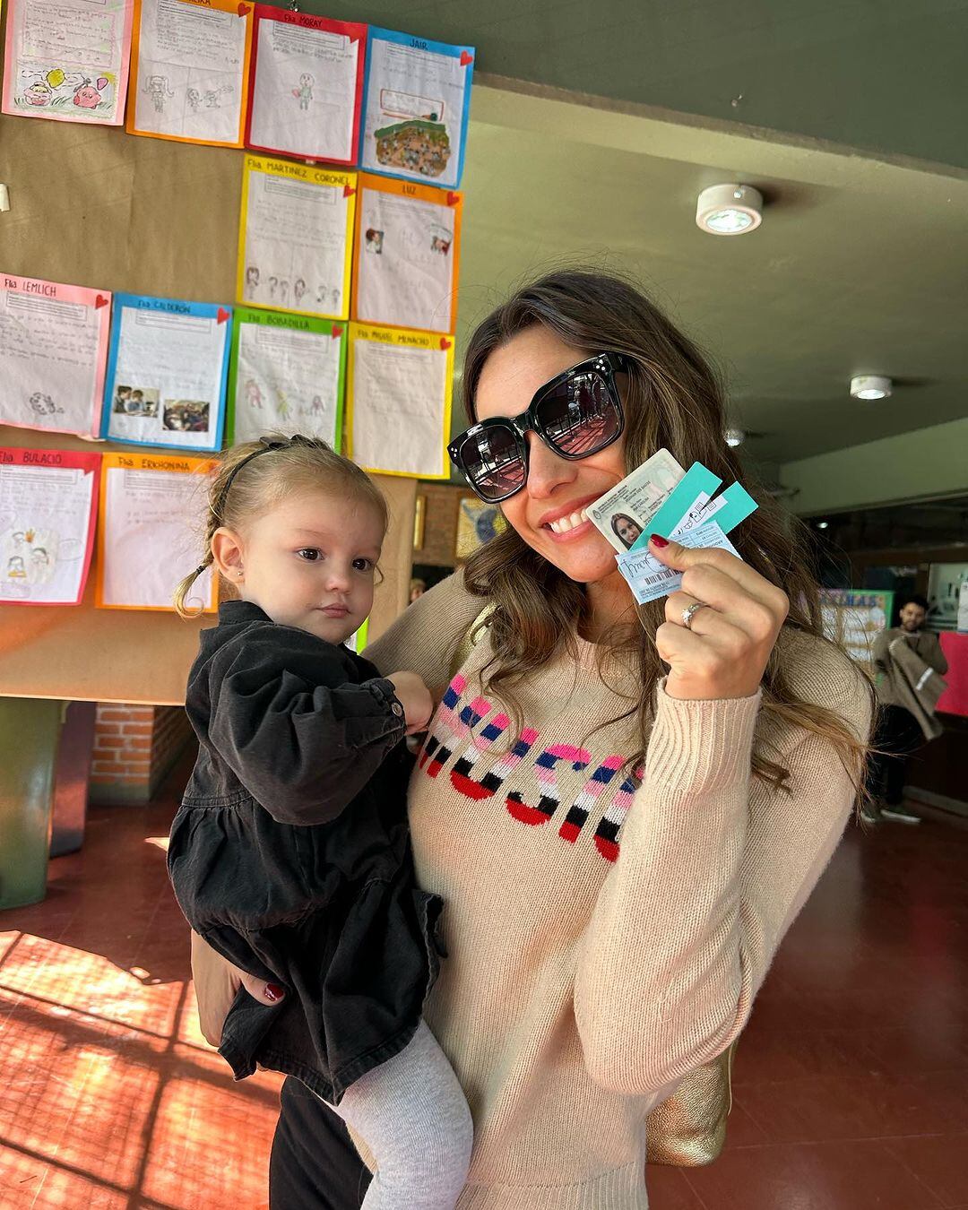 La foto de Pampita en el DNI se hizo viral.