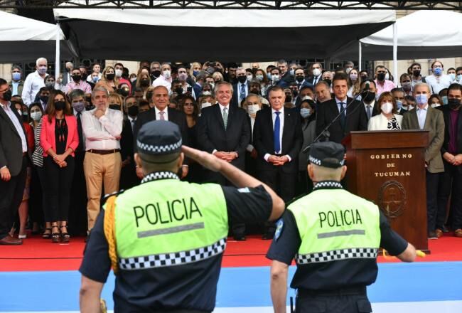 Con la presencia de Alberto Fernández, entregaron 100 camionetas a la Policía de Tucumán.