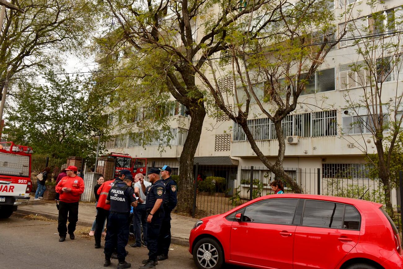 Incendio en el piso quinto de un edificio en calle Soldado Ruiz 1030, de barrio San Martín. Varios evacuados. (José Gabriel Hernández / La Voz)