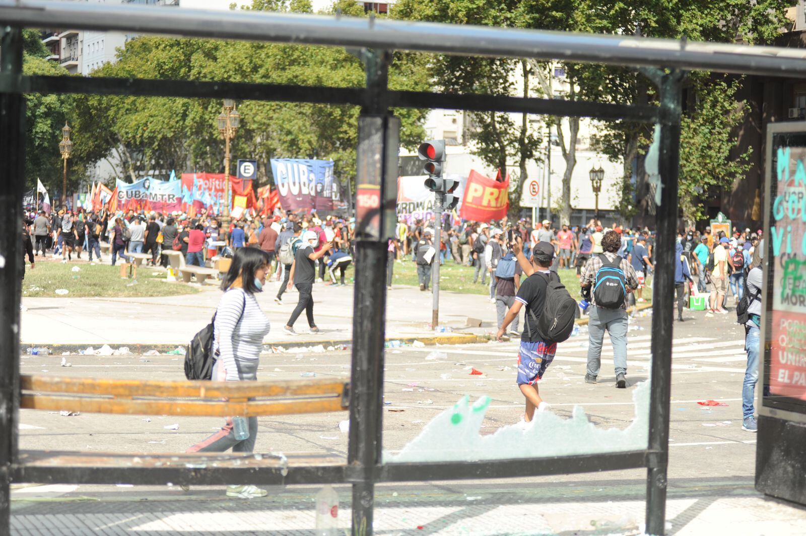 Incidentes afuera del Congreso: mientras se debate el acuerdo con el FMI.