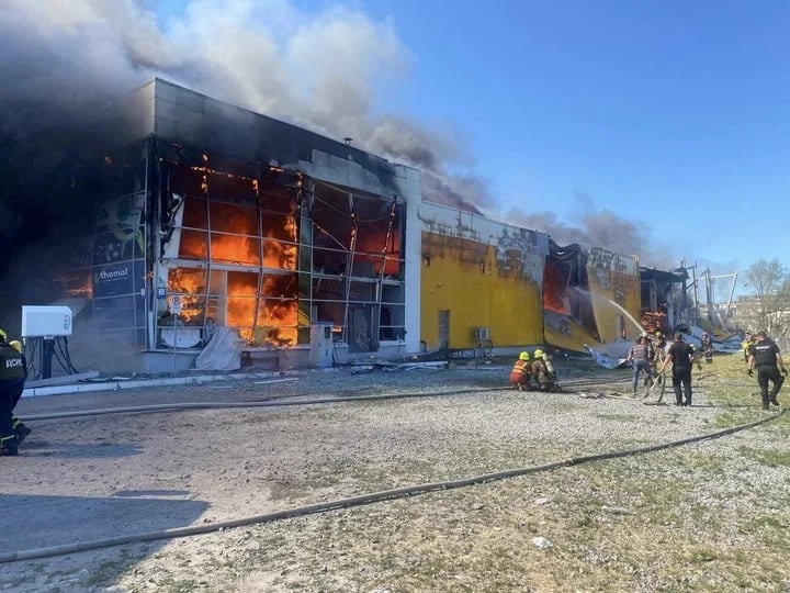 Las llamas en el centro comercial de Kremenchuk.