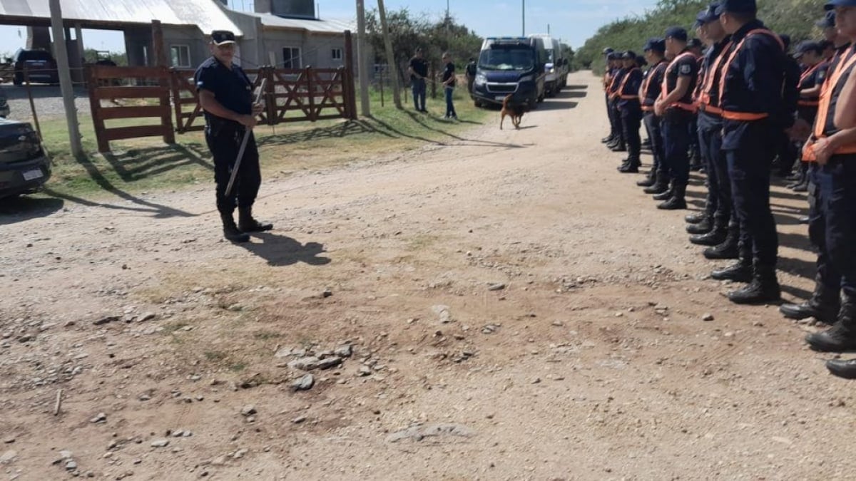 90 uniformados participan del operativo para dar con los dos delincuentes que terminaron con la vida de una mujer.