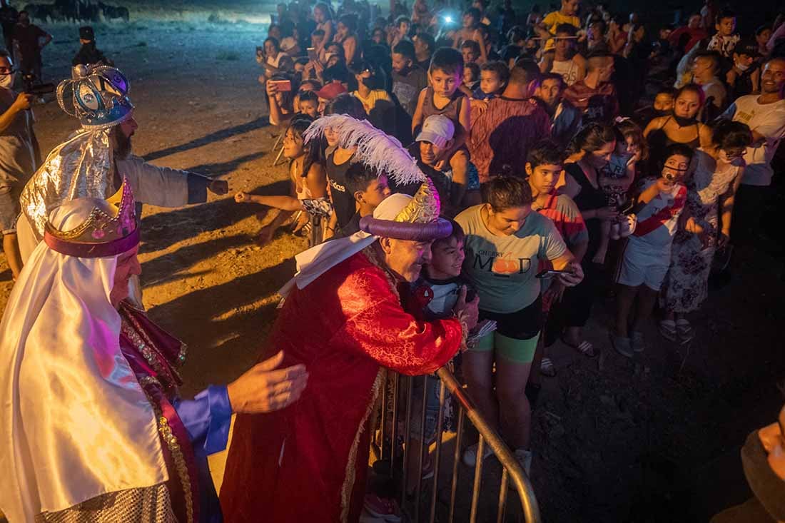 En la tradicional cabalgata de los Reyes Magos, Melchor, Gaspar y Baltazar y recibieron las cartas de los niños, donde
La caravana recorrió los barrios de Godoy Cruz.