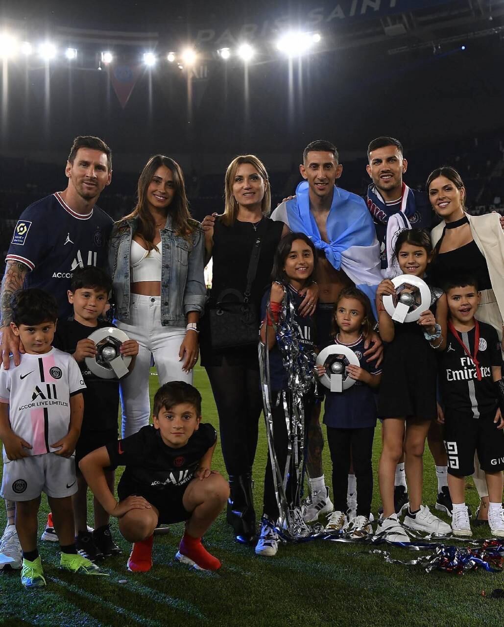 Leo y su familia compartieron la celebración con Di María y Paredes.