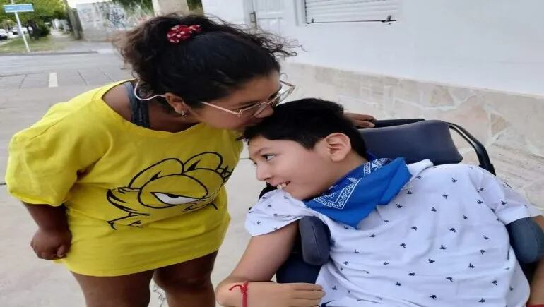 Lisandro y Gala, los dos jóvenes neuquinos que organizan una bicicleteada inclusiva en Centenario.