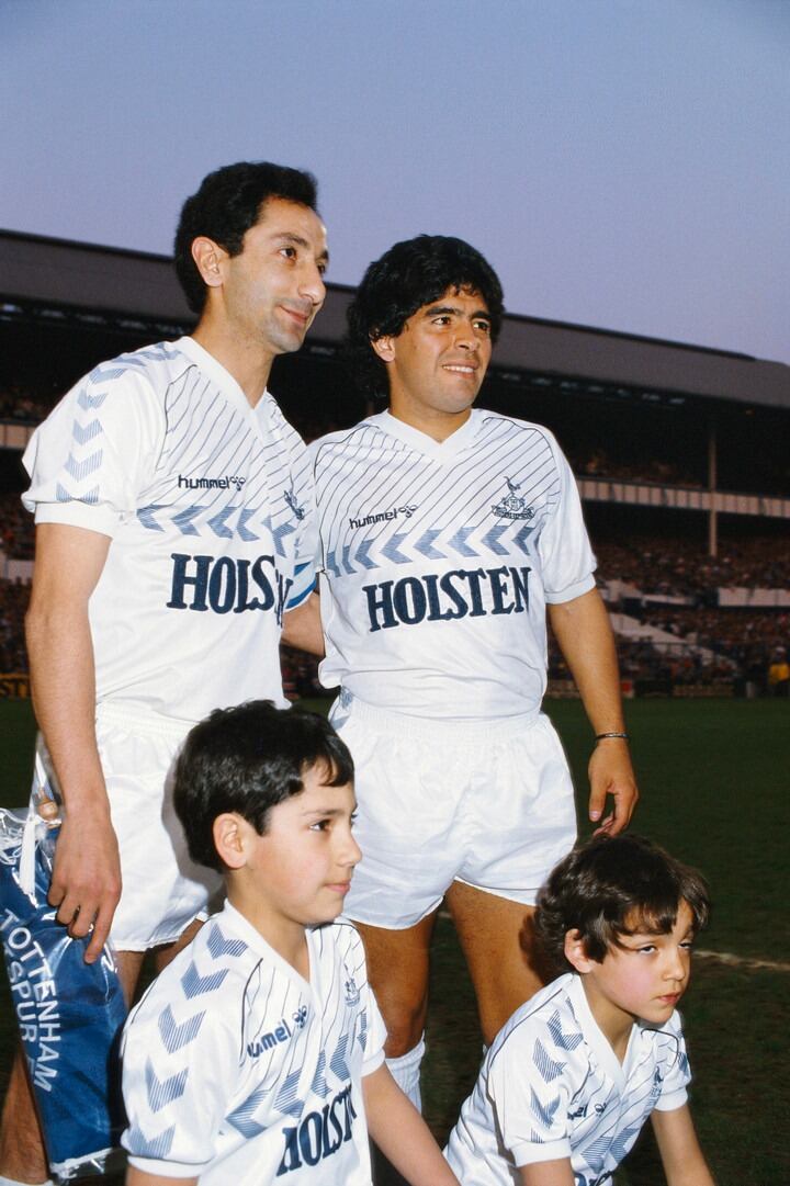 Ardiles y Maradona compartiendo cancha en Inglaterra.