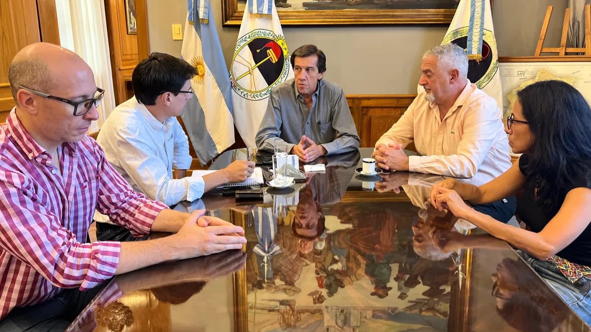 El gobernador Carlos Sadir (centro) analizó con los ministros de Hacienda y Finanzas, Federico Cardozo, y de Salud, Gustavo Bouhid, los reclamos de los gremios de la Sanidad y de los colegios de profesionales de la Salud.