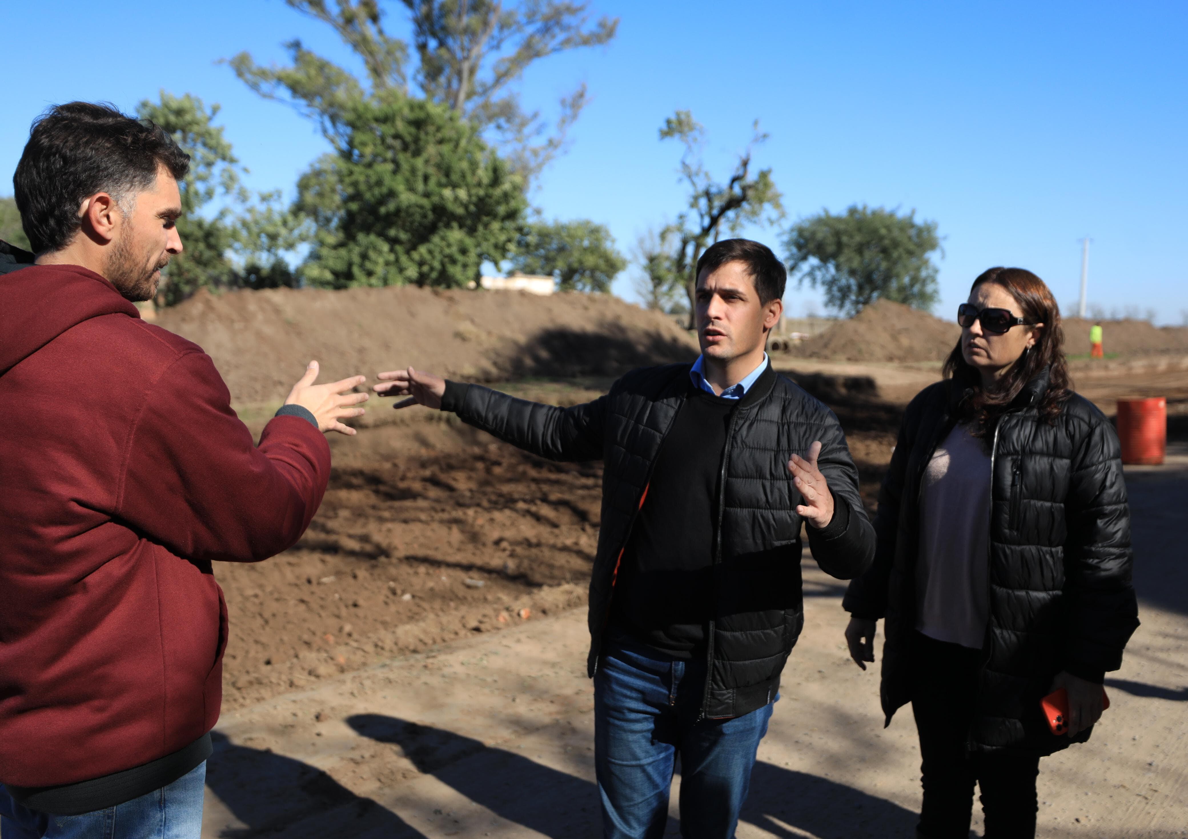 el intendente Leonardo Viotti recorrió la obra de pavimentación del Camino Público Nº 6