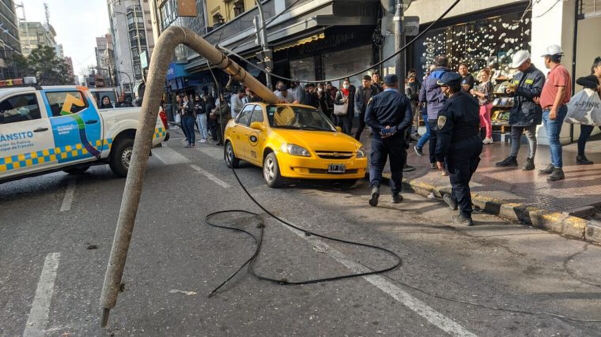Un poste de luz cayó sobre un taxi en Córdoba, y el conductor se salvó de milagro