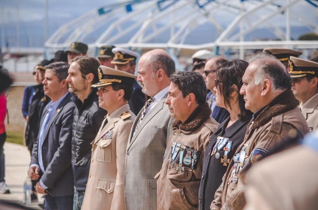 Cambio de Pabellón en Plaza Malvinas.