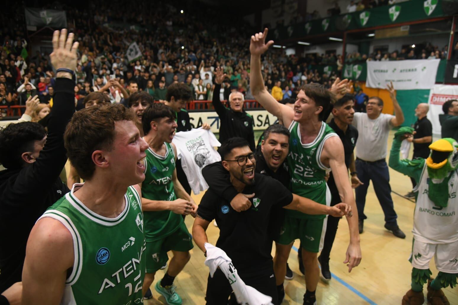 Atenas enfrentó a Racing de Chivilcoy en el Polideportivo Carlos Cerutti por la final de la Liga Argentina de básquet. Y logró el ascenso. Así fueron los festejos. (Facundo Luque / La Voz)