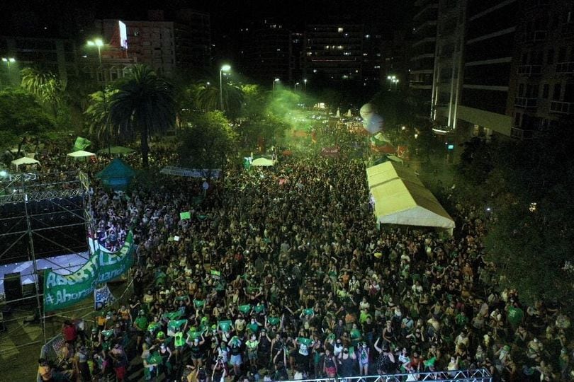 "Marea verde" en plena zona céntrica de la ciudad de Córdoba a la espera de lo que este 30 de diciembre ya es ley.