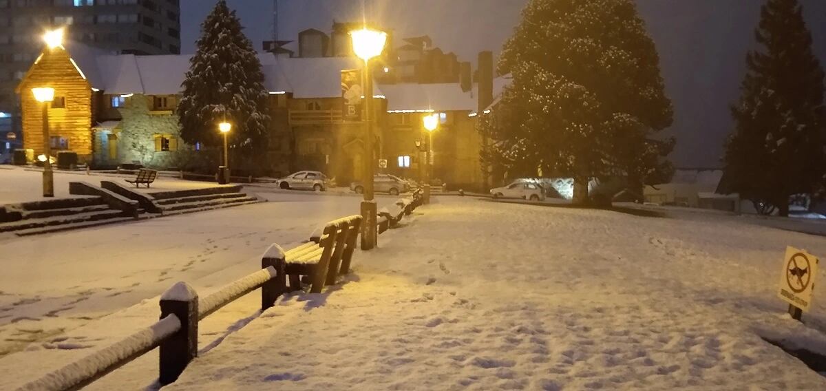 El Centro Cívico de Bariloche se tiñó de blanco por la nieve a pesar de ser otoño.