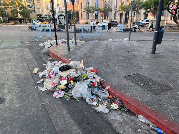 La zona del Patio Olmos amaneció con el arduo trabajo de los trabajadores del Coys.