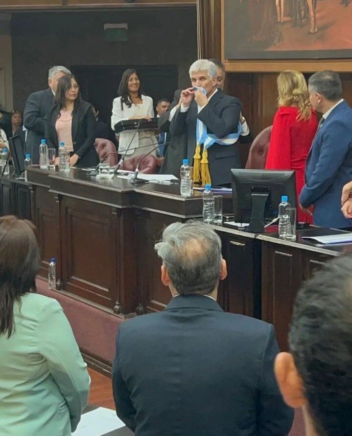 Claudio Poggi recibió la banda y el bastón de Gobernador de San Luis.