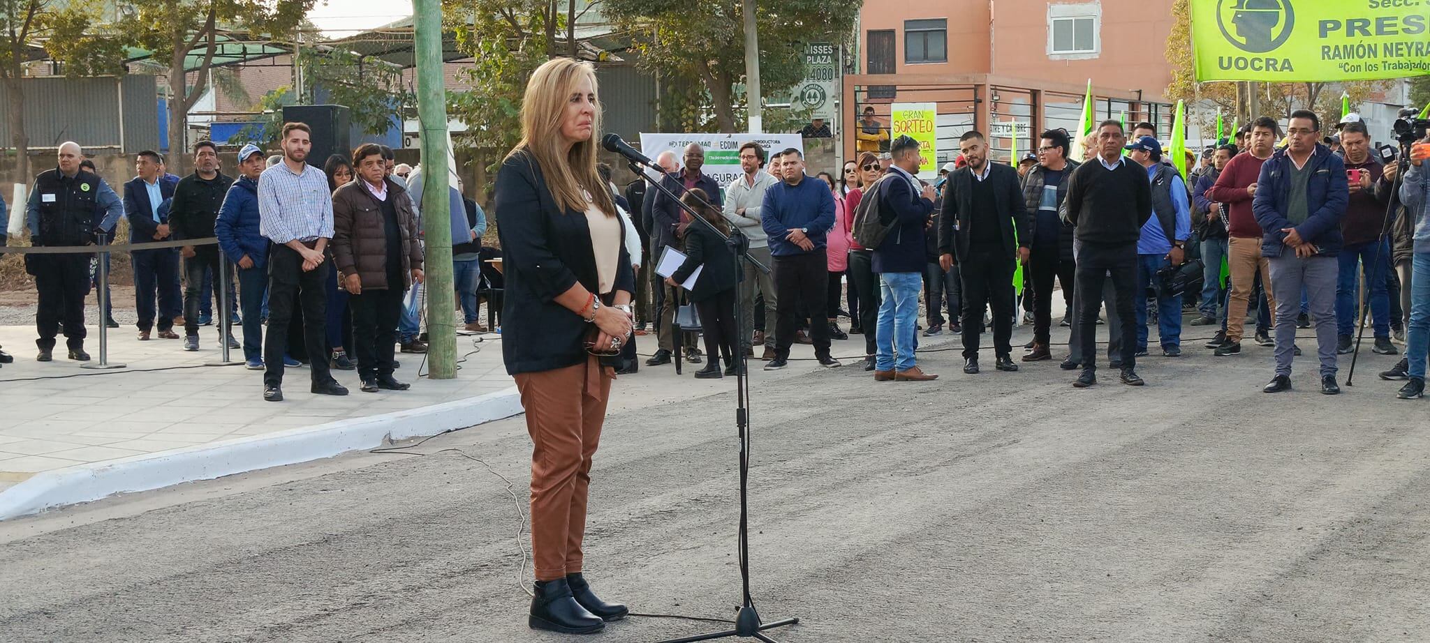 La empresaria Alejandra García Dávila, propietaria de Terramaq SRL, agradeció a a las autoridades y empresas que acompañaron el proyecto de pavimento sustentable desarrollado y presentado en Jujuy.