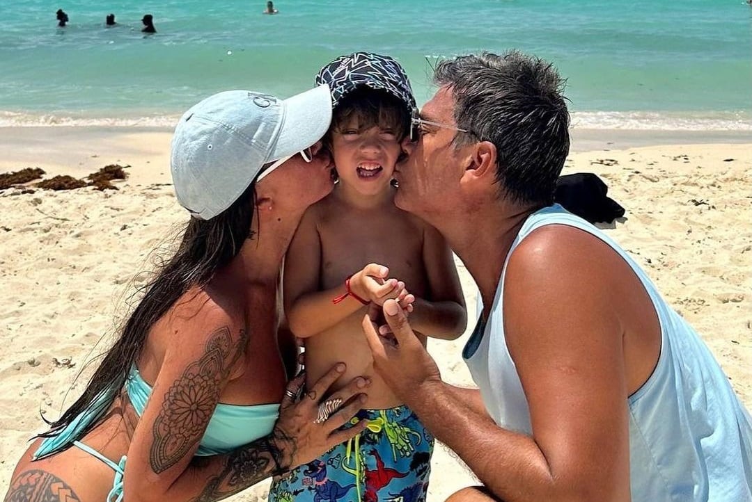 El pequeño Felipe junto a sus padres. (Instagram @flor_de_p).