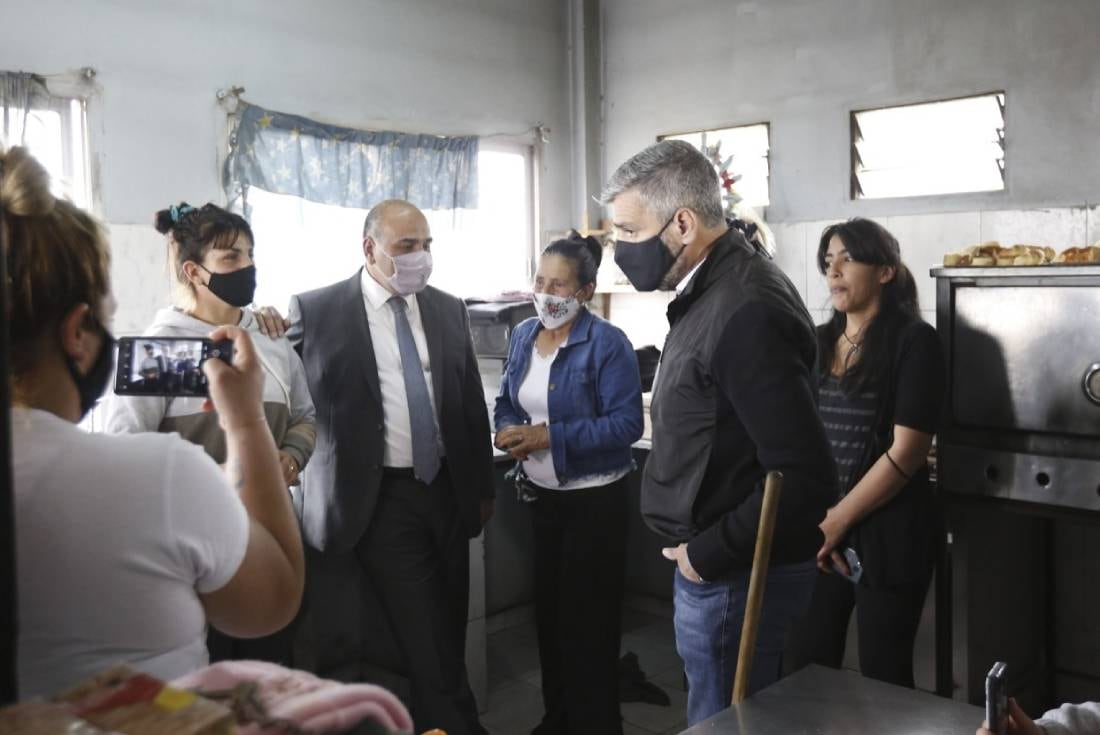 El jefe de Gabinete, Juan Manzur, y el ministro de Desarrollo Social, Juan Zabaleta, en una recorrida por el Gran Buenos Aires.