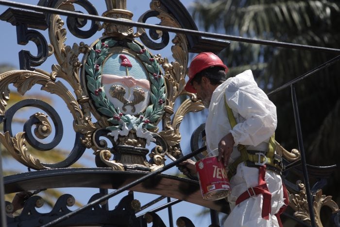 Trabajos de restauración en los portones del parque San Martín en Mendoza. 