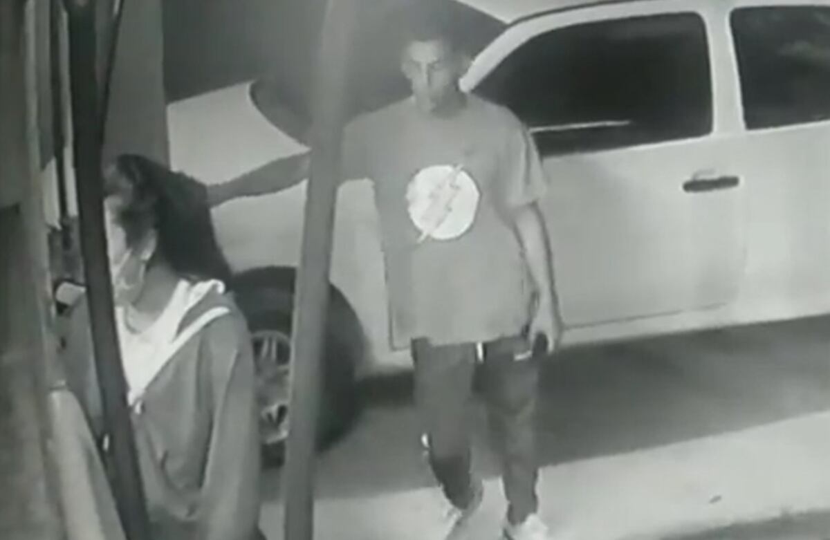 Inseguridad en Córdoba: filman un delincuente arrancándole la cartera a una joven en Carrara de Horizonte