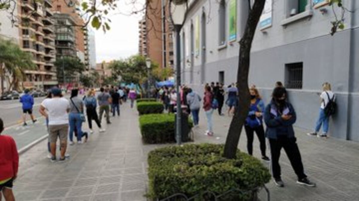 Por la cantidad de gente cerraron la fila para hisopados en el Paseo Buen Pastor