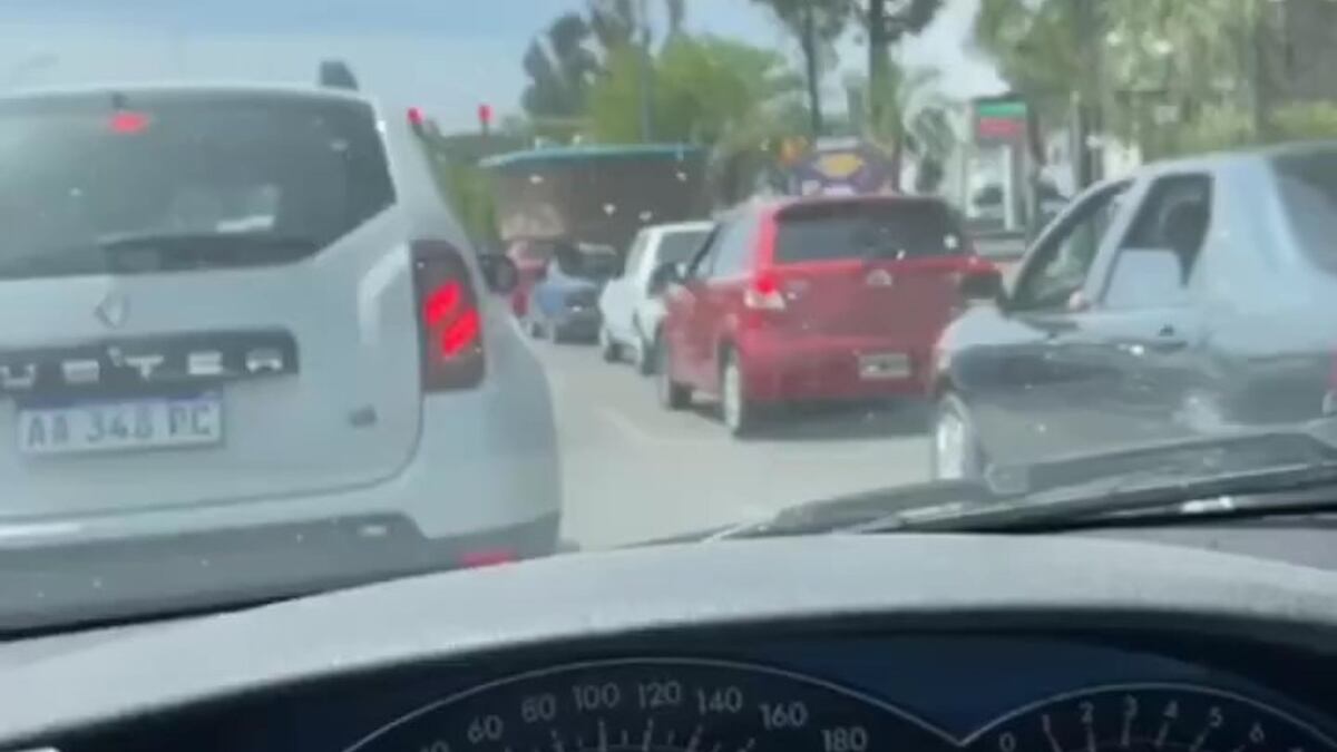 Un Renault 18 y una pileta enorme: el video “bien cordobés” que es furor en Instagram
