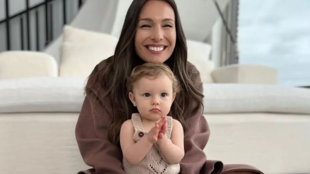 La modelo y su hija también apuestan a los colores neutros.