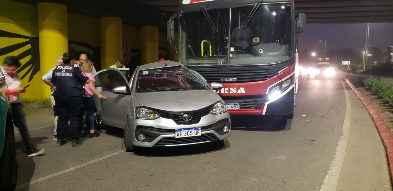 El siniestro fue en la rotonda frente a la entrada al Aeropuerto.