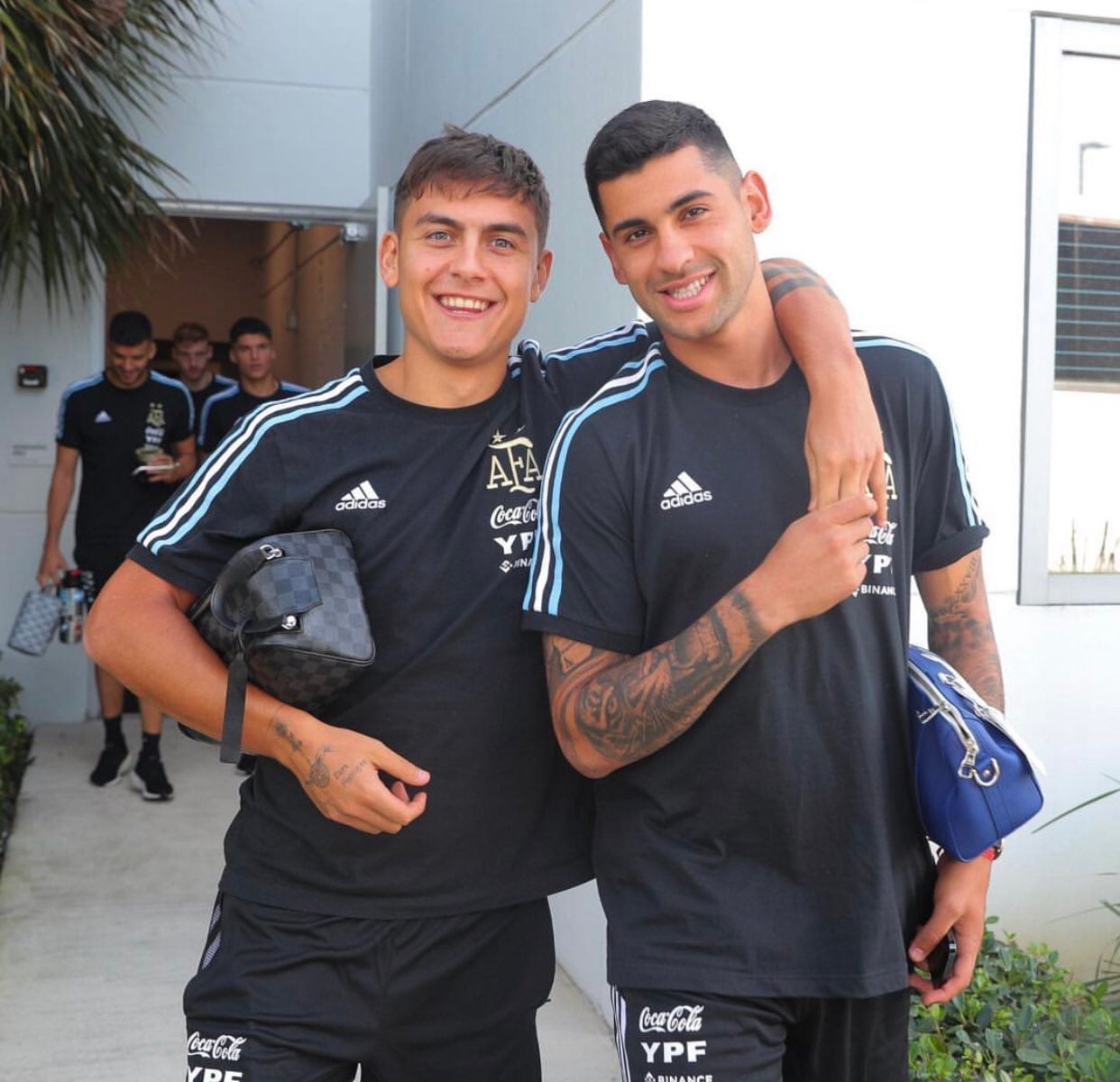 De cordobeses, el encuentro en la concentración de la selección en Estados Unidos entre Paulo Dybala y Cristian Romero. (@verobrunati)