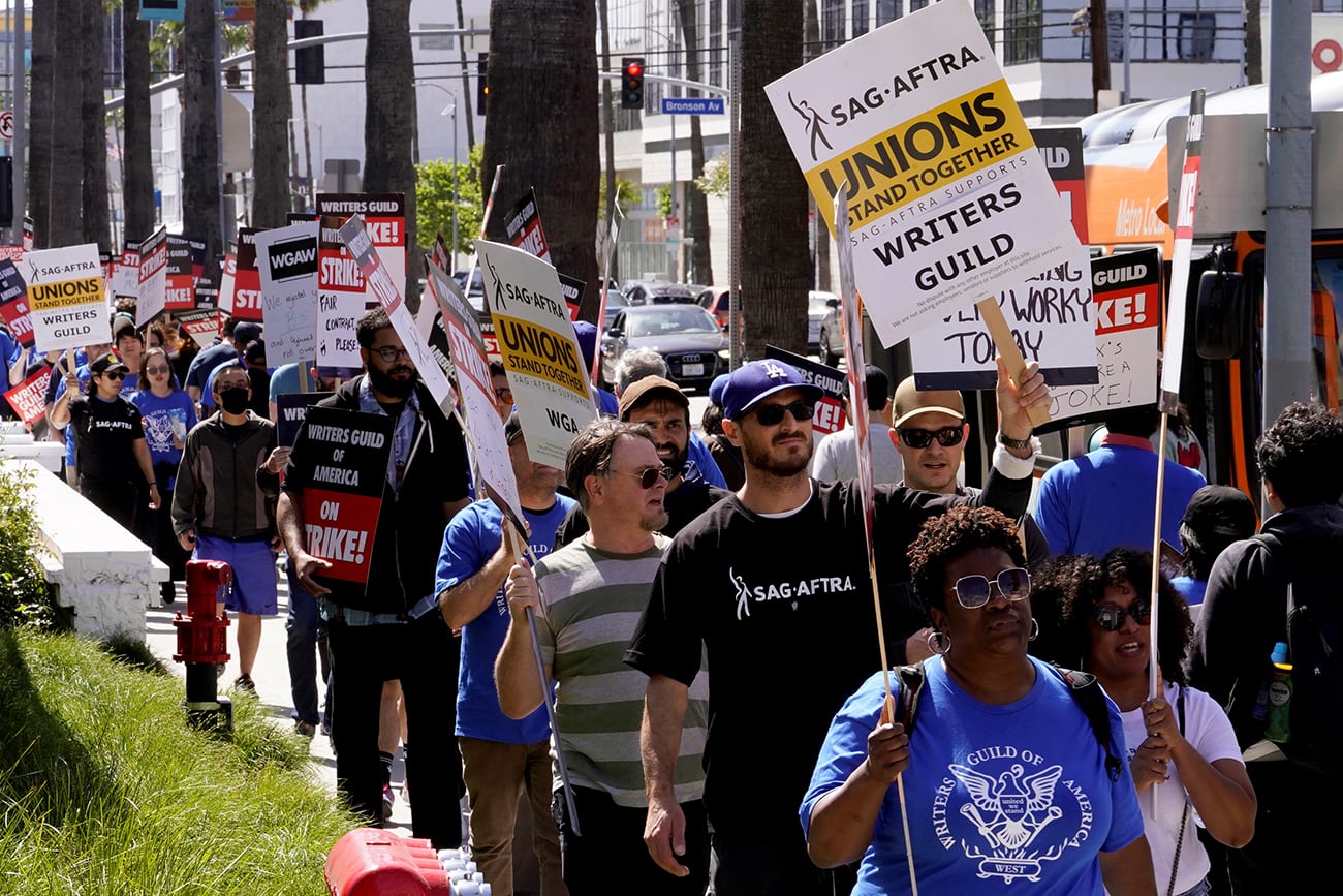 Miembros de SAG-AFTRA se unen a un piquete en apoyo del piquete de Writers Guild of America frente al edificio de Netflix, Inc., en Sunset Blvd., en el vecindario de Hollywood en Los Ángeles. (AP)