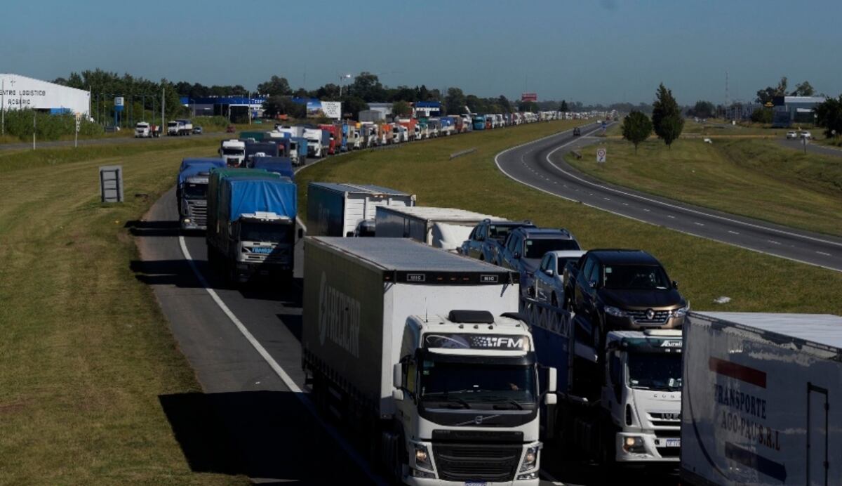 Transportistas decidieron levantar los cortes en los accesos a Paraná