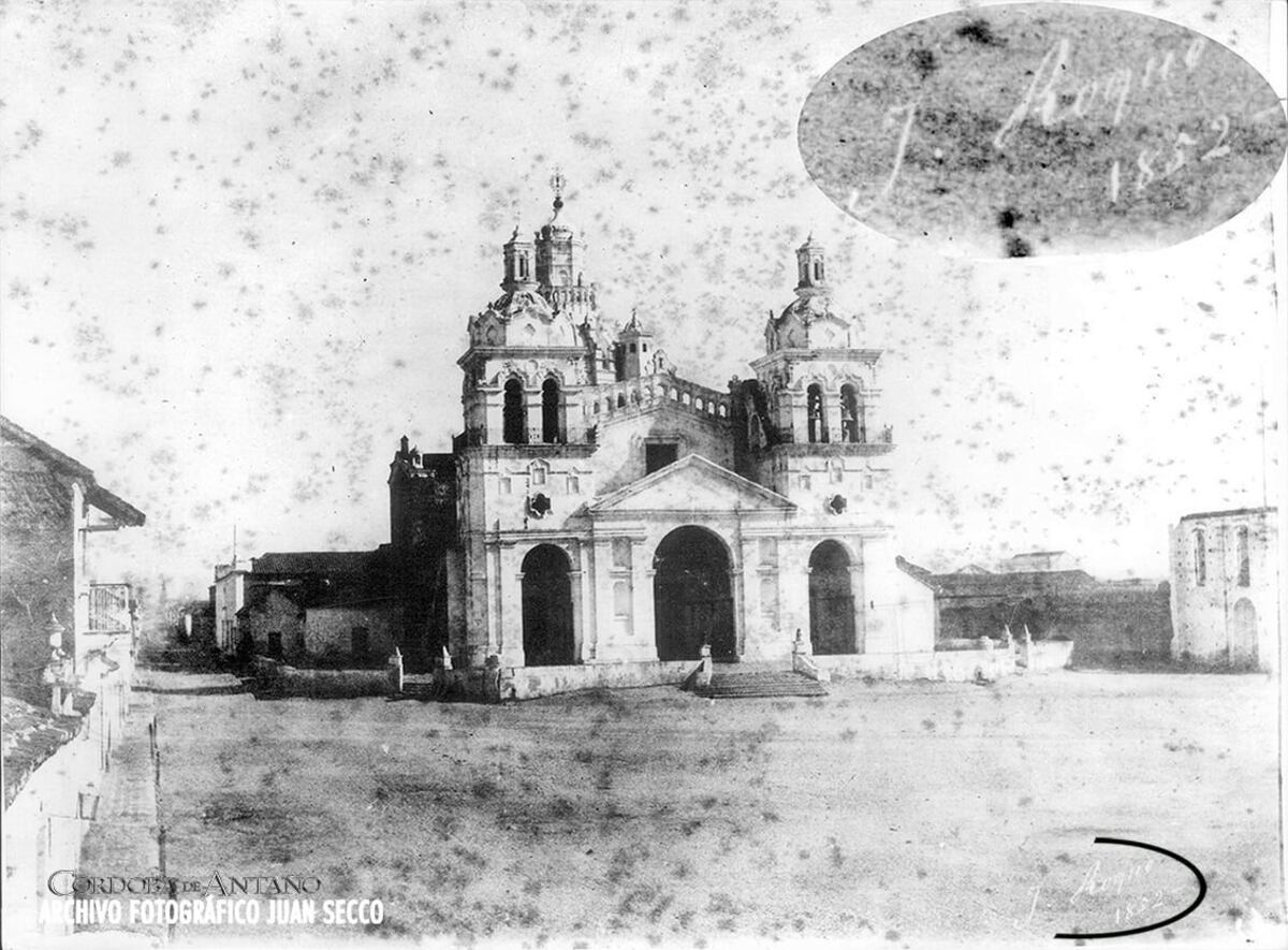 Un cordobés le da vida a los recuerdos: el coleccionista detrás de Córdoba de Antaño