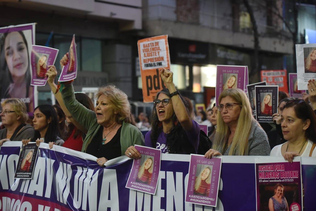 Comenzó y es multitudinaria la marcha Ni Una Menos en Córdoba. (La Voz/Facundo Luque)