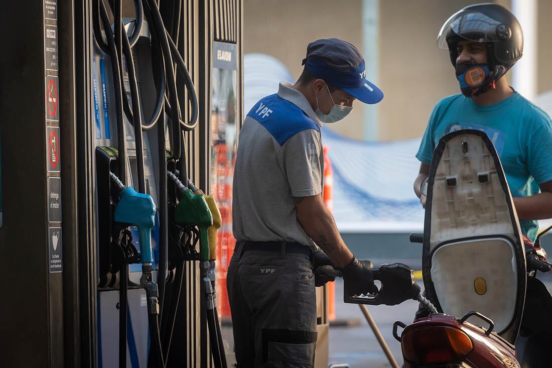 Aumento de los combustibles en las YPF.