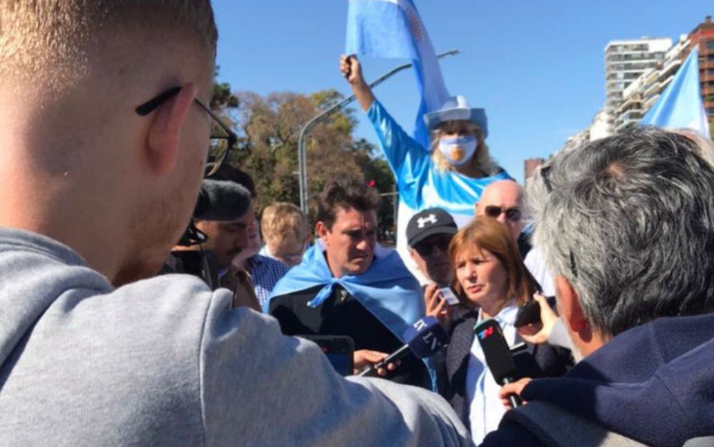 Decenas de agricultores llevaron este sábado unos treinta tractores hasta la Plaza de Mayo, en protesta contra la política económica del Gobierno de Alberto Fernández. (Federico López Claro)