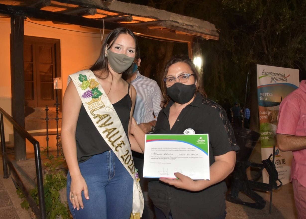 Reina departamental Vendimia 2020,  Oriana Nadalini junto a una de las concursantes.