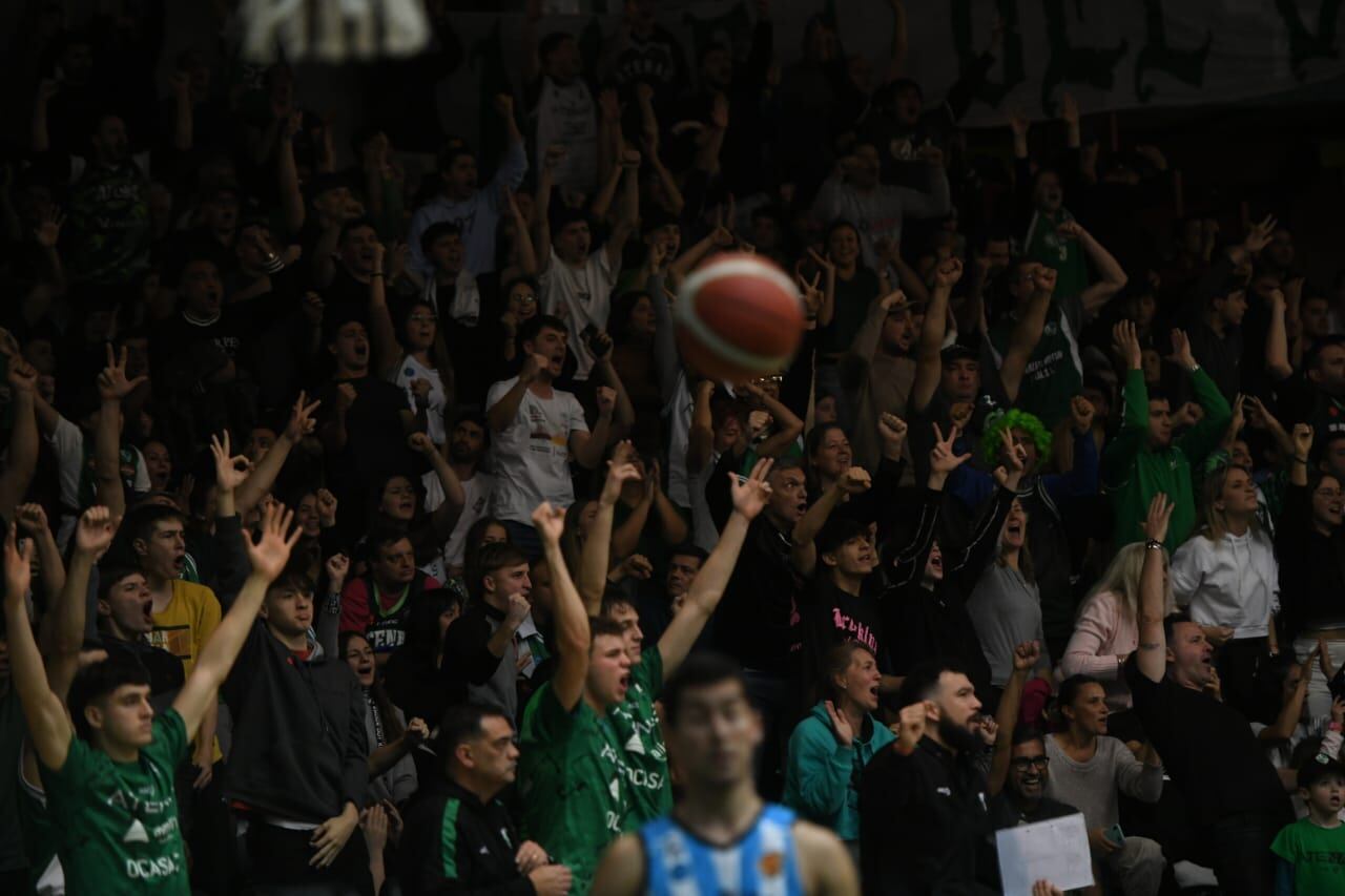 Atenas enfrentó a Racing de Chivilcoy en el Polideportivo Carlos Cerutti por la final de la Liga Argentina de básquet. (Facundo Luque / La Voz)